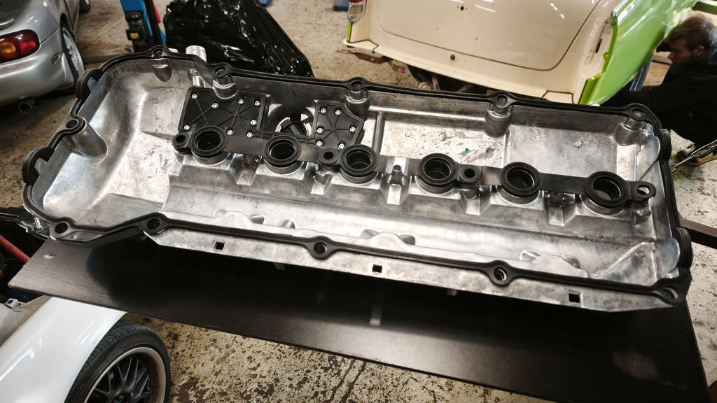 BMW M52TU / M54 aluminium valve cover – underside with gasket and spark plug seals