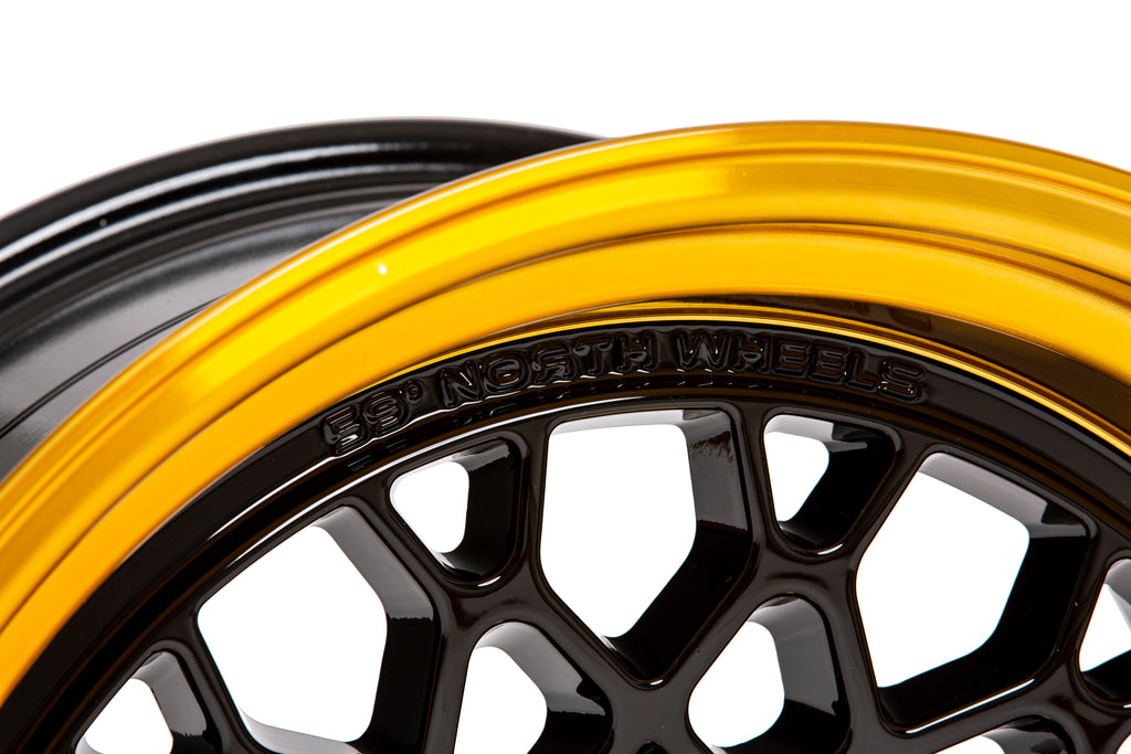 59North D-008 – Gloss Black / Gold Lip
